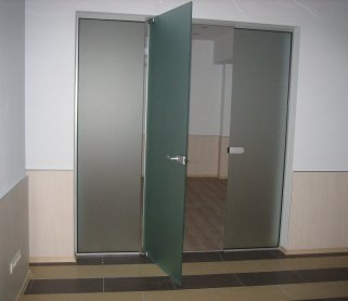 Цельностеклянные перегородки с распашными дверями