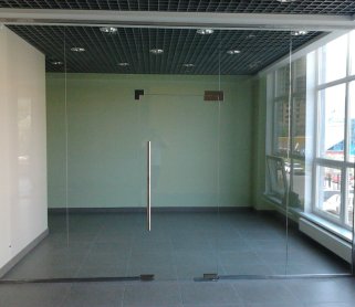 Цельностеклянные перегородки с маятниковыми дверями